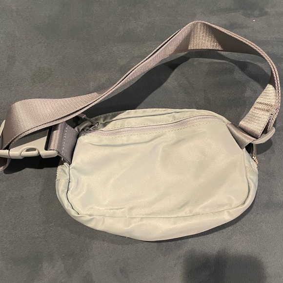 Lululemon Everywhere Belt Bag Chambray - Picture 4 of 9